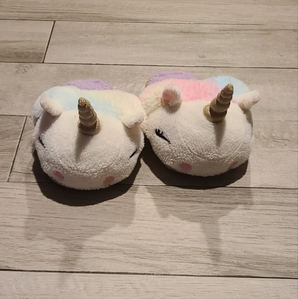 🐣Fuzzy rainbow unicorn slippers🧋 💫 🎠 🌸 🍀☃️🦋🐯🐠🍬🍿🍕🐬